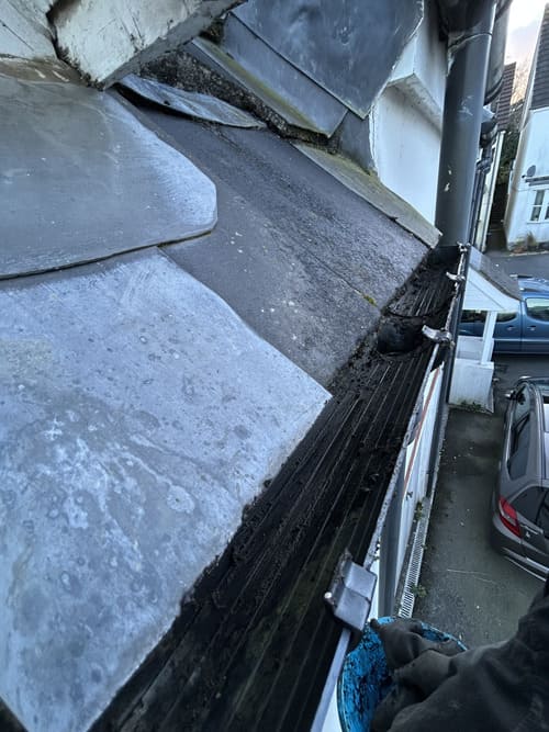  Gutter Washing