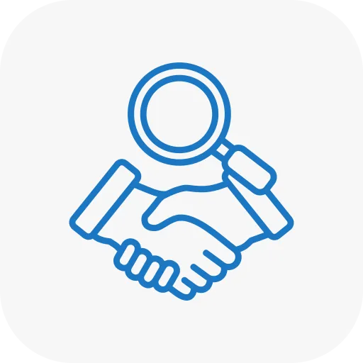 Intérieur raffiné du restaurant Le Prieuré à Ambierle, mettant en valeur des tables élégamment dressées, une décoration soignée et une ambiance chaleureuse.