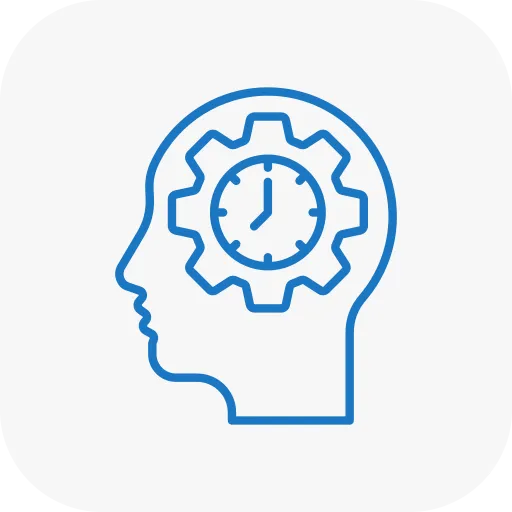 Intérieur sophistiqué du restaurant Le Prieuré à Ambierle avec tables élégamment dressées, lumière douce et ambiance gastronomique raffinée.