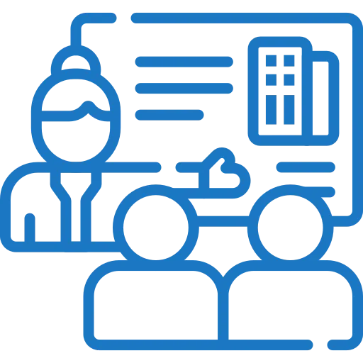 Salle élégante du restaurant Le Prieuré à Ambierle, avec tables soigneusement dressées, décoration raffinée et ambiance chaleureuse pour un repas gastronomique.