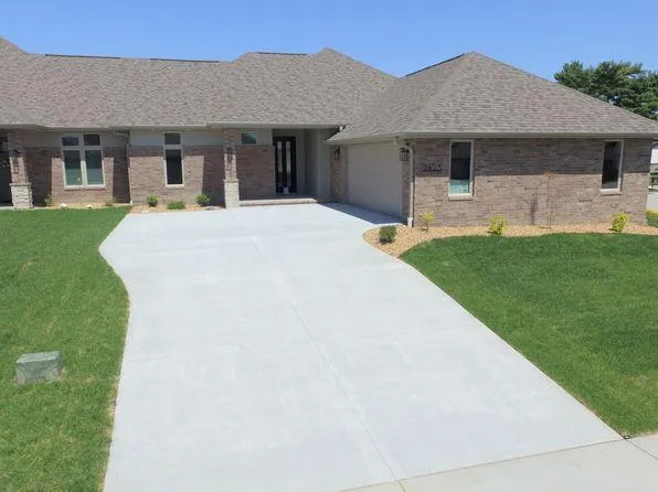 Dallas Concrete Pros builds and installs Driveway