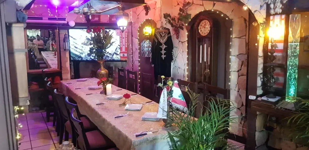 sliced apple fruits on brown woven baskets