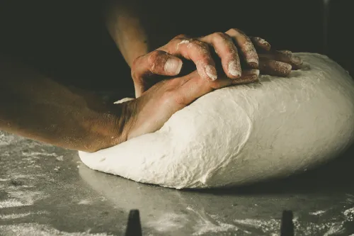 Pâte à pizza au levain naturel, moelleuse et digeste, préparée par Pizza La Vista à Albi