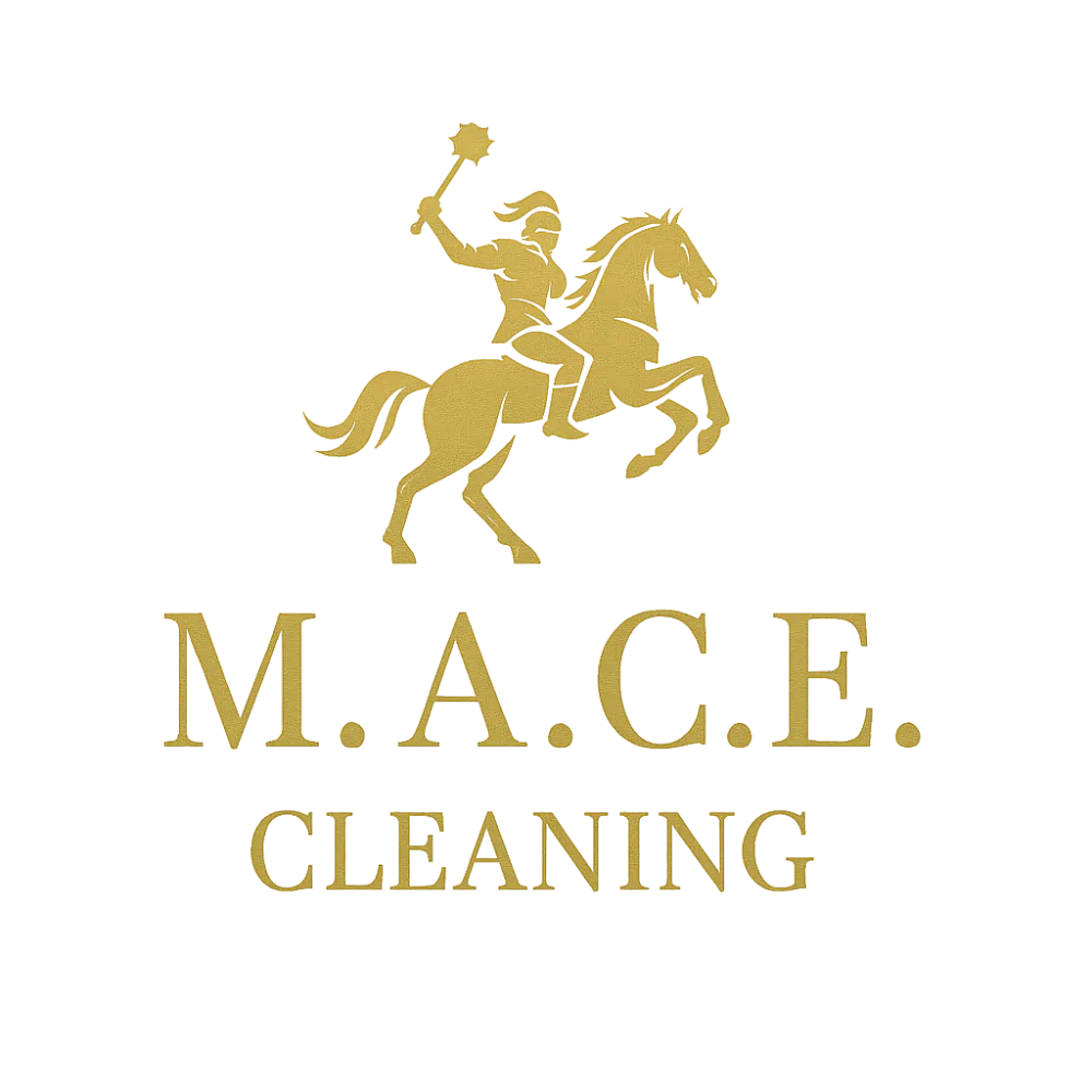 Gefaltete weiße Handtücher mit blauer Schleife