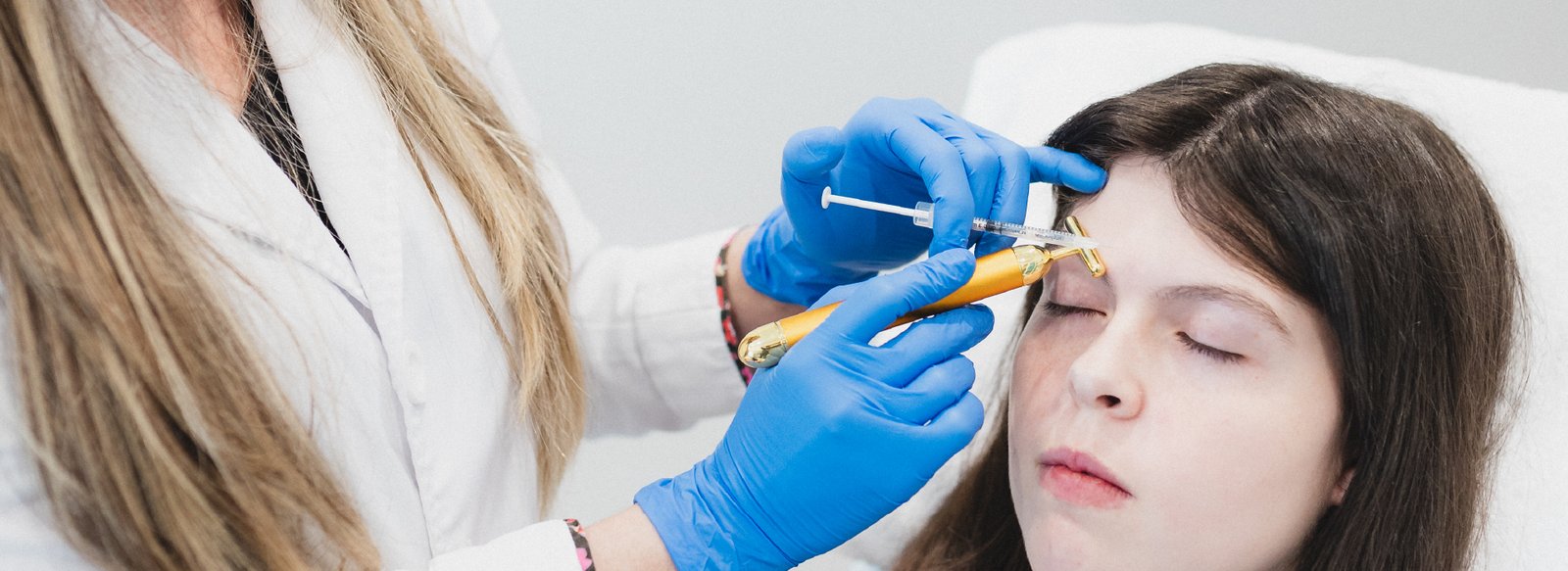 Consulta de Botox en un medical spa elegante: profesional con bata blanca atendiendo a una clienta en una sala moderna