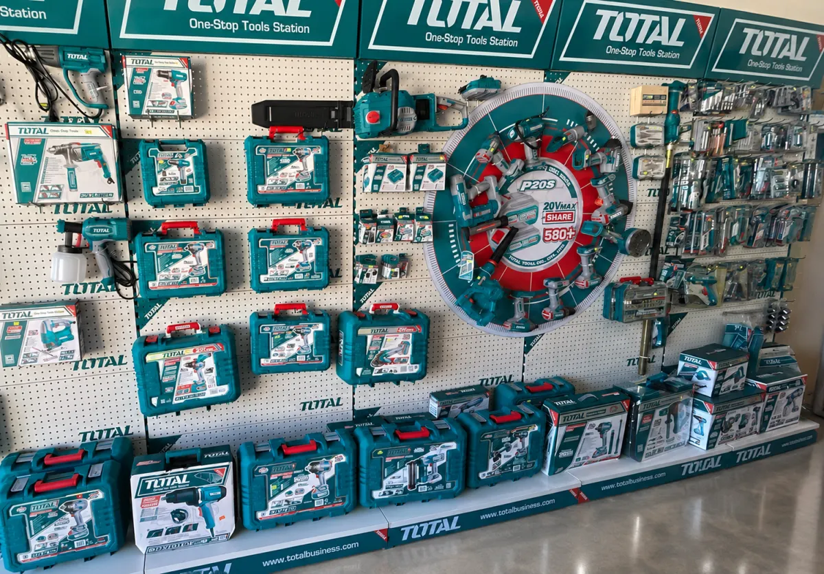 Herramientas apiladas profesionalmente en Total Tools Rivas