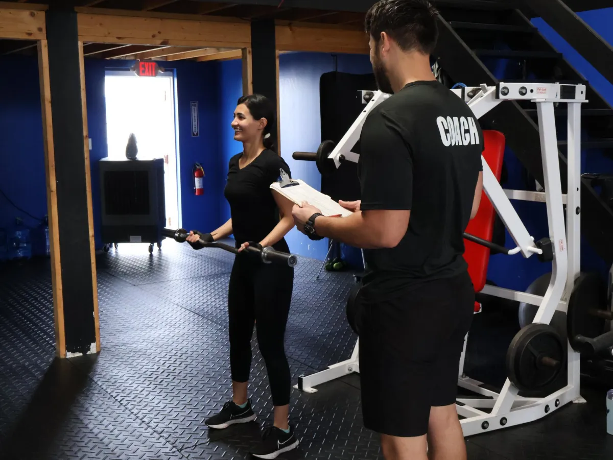 Personal Trainer training client. 