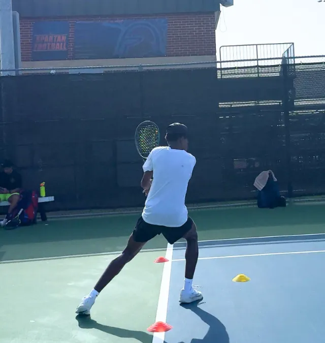 Jugador entrenando revés con trabajo de desplazamiento en cancha de Zenniq Academy Katy TX, desarrollo físico-técnico juvenil