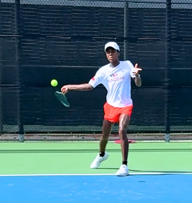 Jugador juvenil golpeando derecha en entrenamiento técnico de Zenniq Academy Katy TX, desarrollo competitivo de tenis