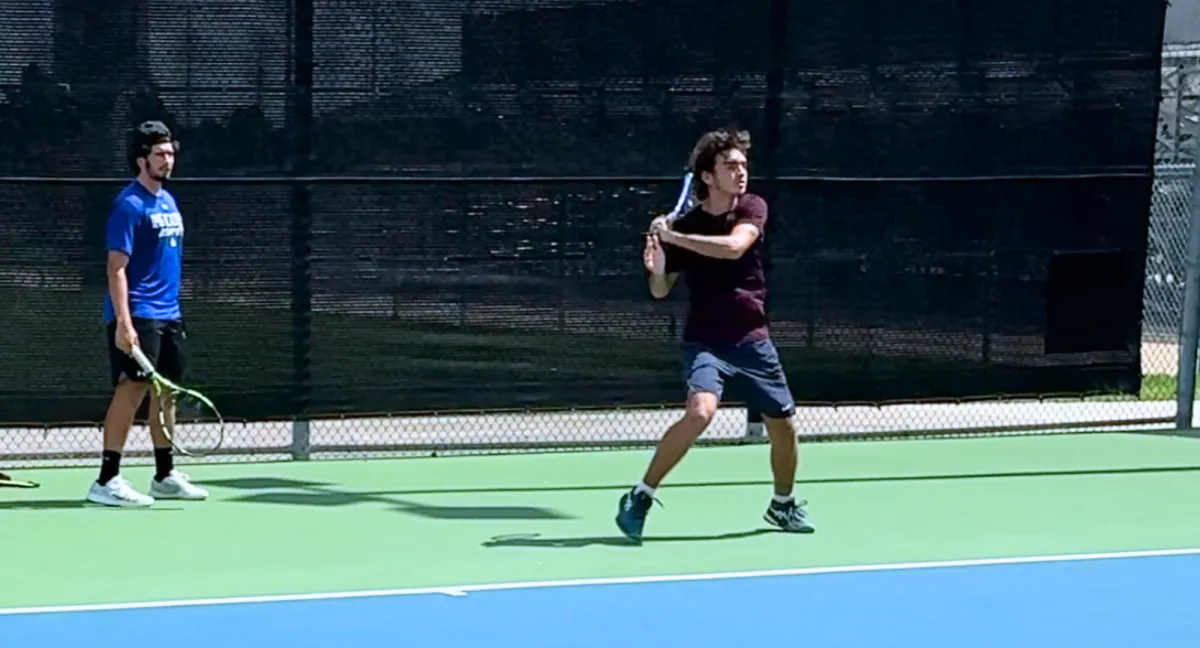 Entrenamiento de revés a dos manos con supervisión de coach en Zenniq Academy Katy Texas, técnica avanzada en cancha dura