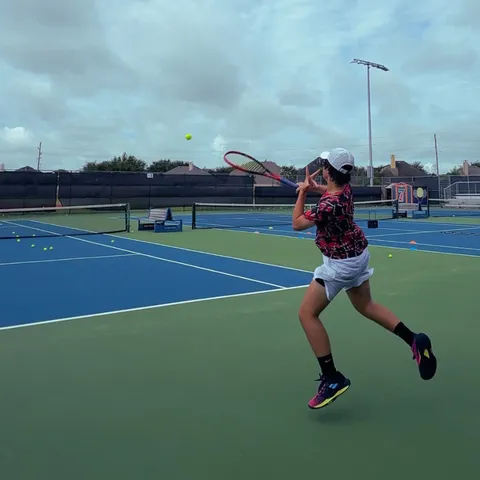 High-performance junior tennis training at Zenniq Academy in Katy, Texas – forehand in action, youth athlete development, tennis footwork and technique under pressure, Ezequiel Rovero