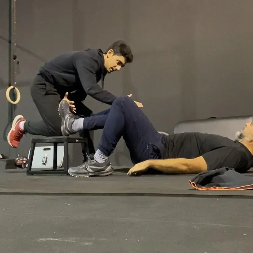 3 personas haciendo clase de CrossFit
