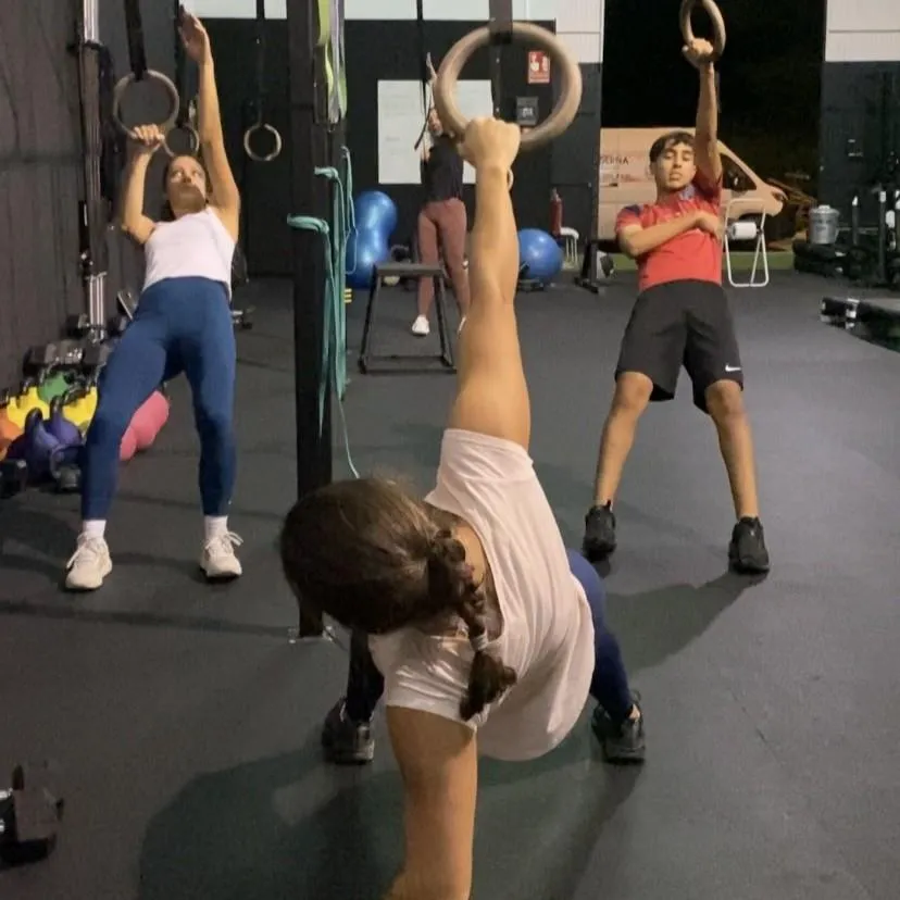 3 personas haciendo clase de CrossFit