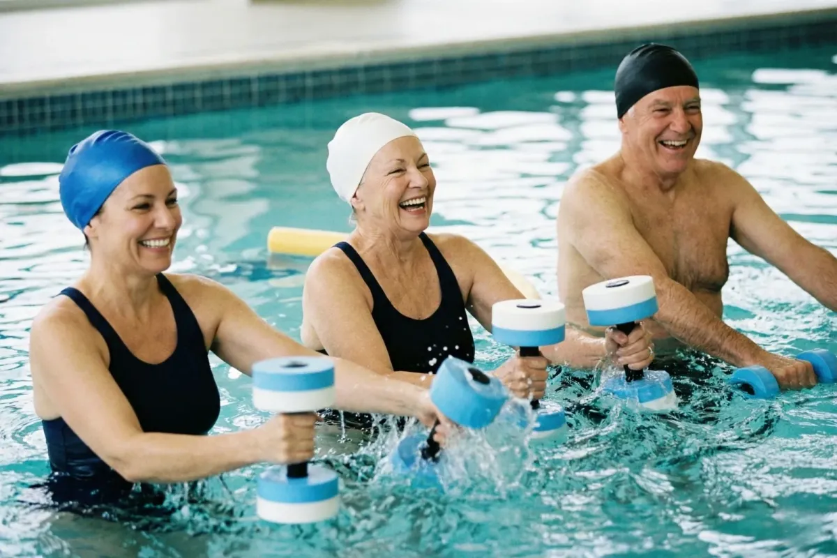 Aula de hidroginástica para terceira idade na Clínica Fisioforma em Itajaí com foco em reabilitação e bem-estar
