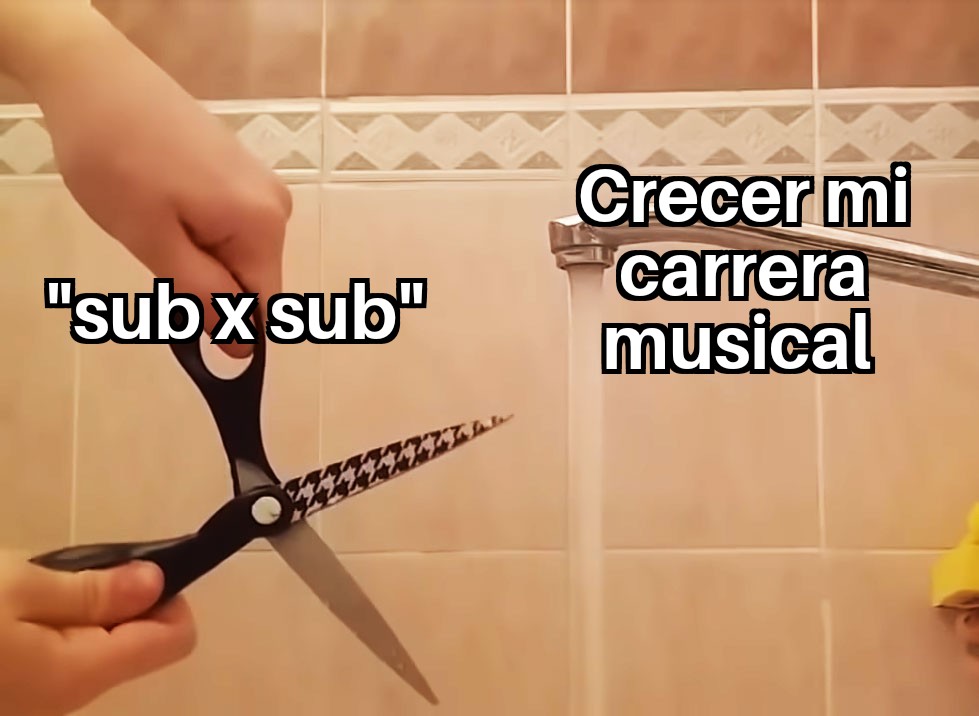 Meme que muestra unas manos intentando cortar el chorro de agua de un grifo abierto utilizando unas tijeras. Las tijeras tienen el texto "sub x sub" y el chorro de agua tiene el texto "Crecer mi carrera musical".