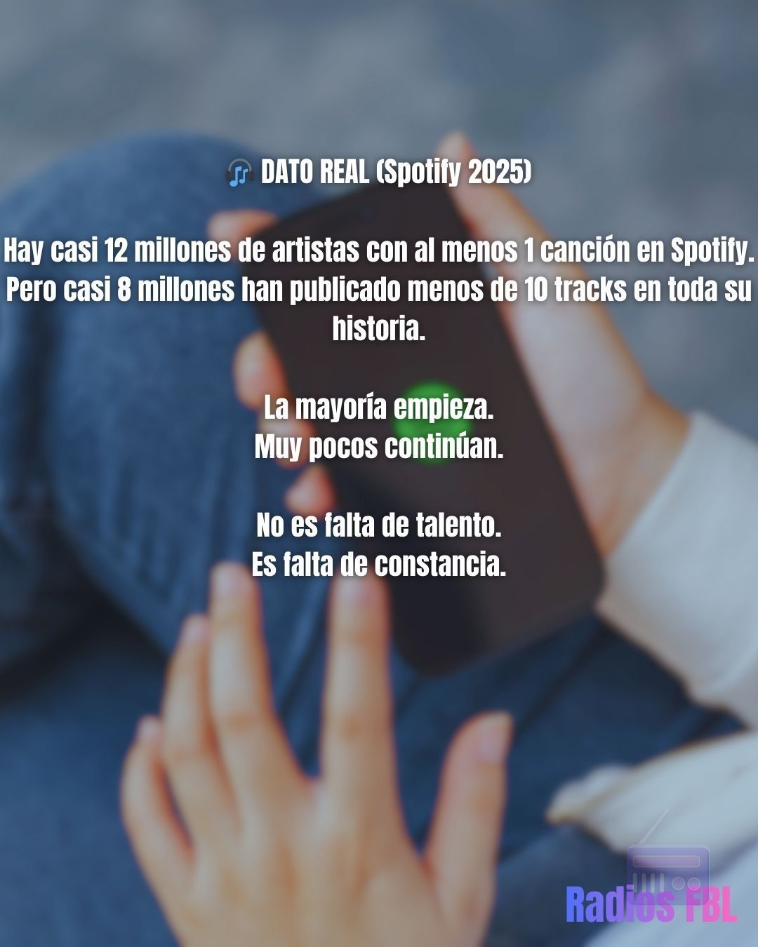 Una toma técnica de alta calidad que muestra una mano sosteniendo un smartphone donde se aprecia la interfaz de Spotify con el logo verde brillante desenfocado al fondo. La iluminación es suave y moderna, con tonos azules y púrpuras que crean un ambiente profesional de estudio. En el primer plano, se superpone un texto tipográfico limpio y minimalista que destaca estadísticas de la industria, transmitiendo una sensación de análisis serio y motivación empresarial.
