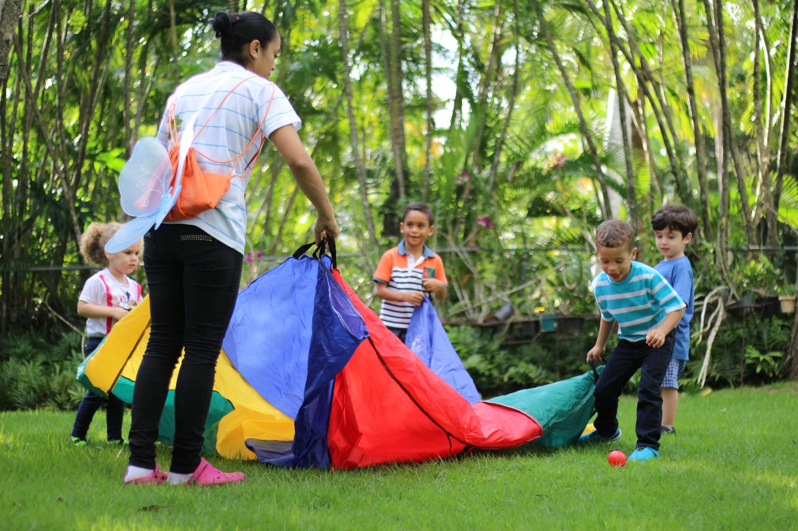 Maestras y niña con manualidades