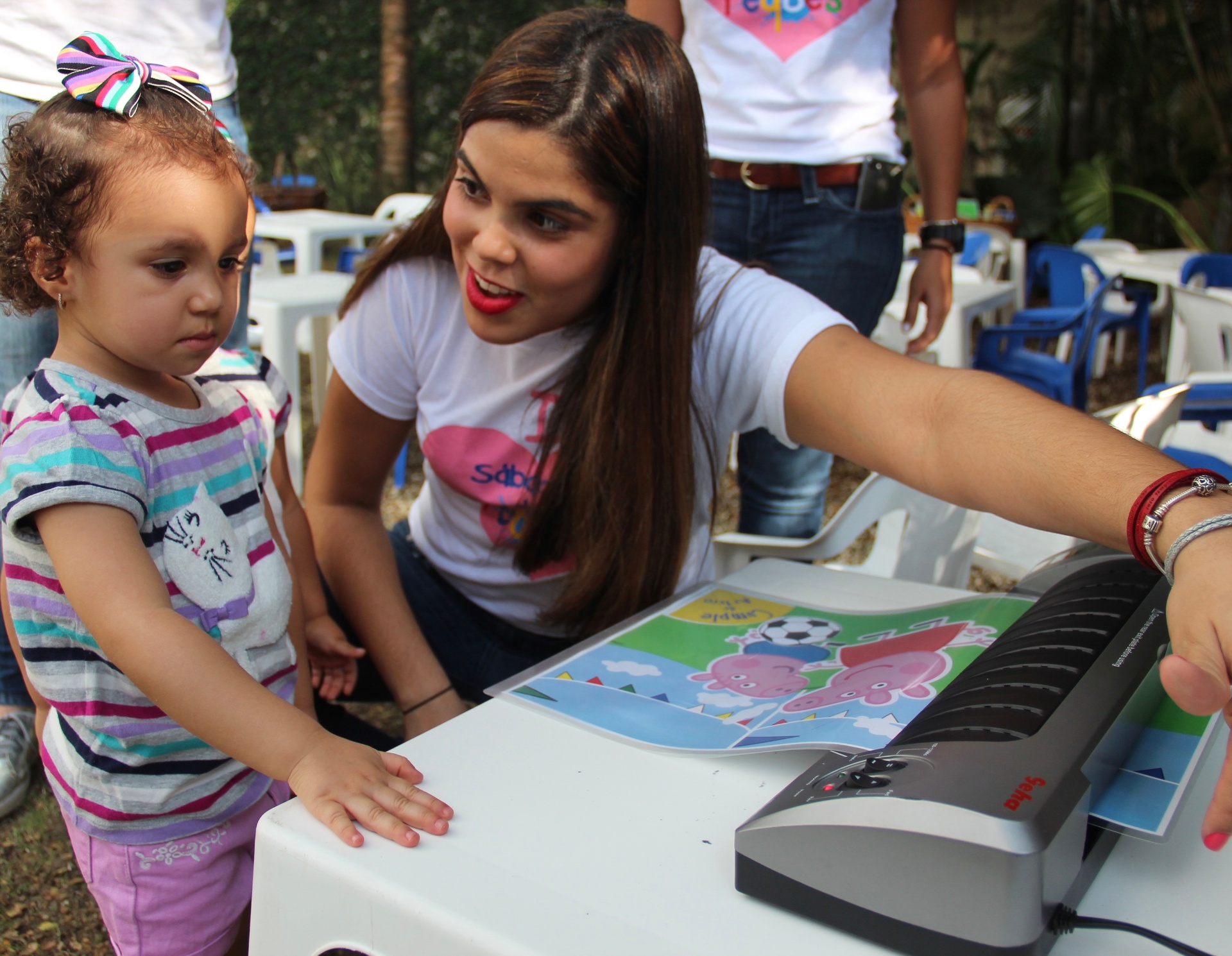 Maestra y niña coloreando