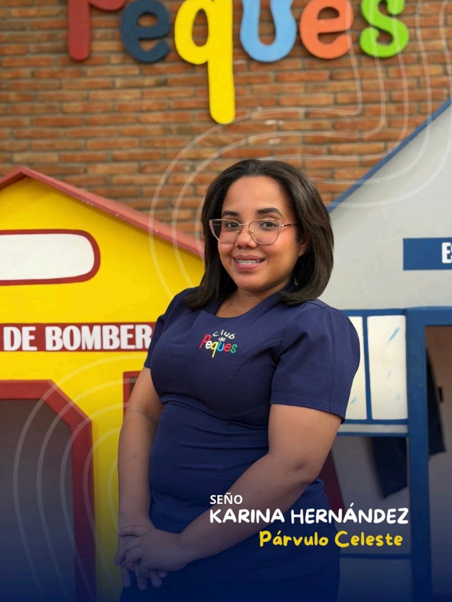 Waist-up portrait of Seño Karina Hernández wearing glasses and a navy polo, in front of a colorful 'Peques' sign.