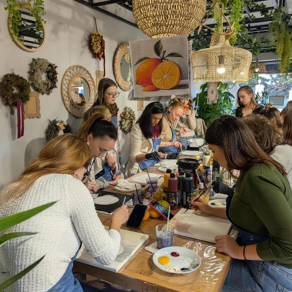 Grup de prietene cu tablourile lor în relief, la o petrecere privată la Melinda Art