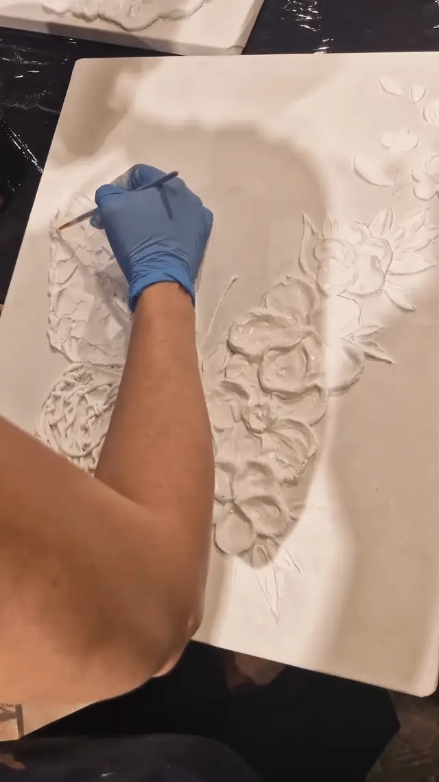 Pastă albă de relief, modelată cu mâna pe pânză