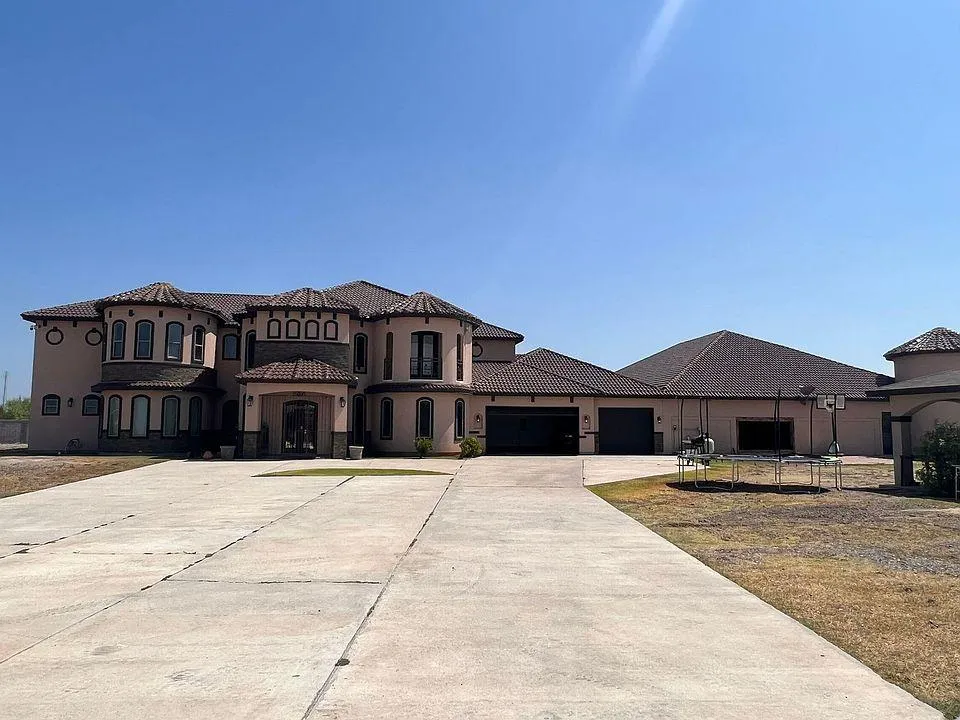 Laredo Concrete builds and installs Driveway