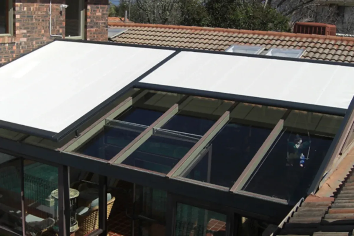 برجولة زجاجية بسقف متحرك – إدخال الضوء الطبيعي مع حماية من المطر والحرارة