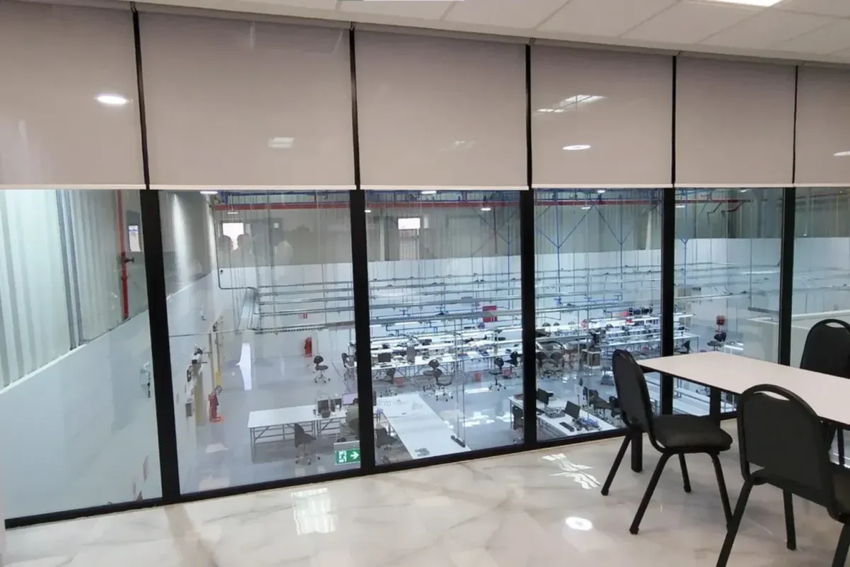 ستائر رول ذكية داخلية تعمل بمحرك – تحكم فوري في الإضاءة والخصوصية للمكاتب والمنازل