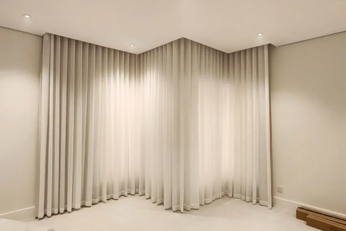 ستائر كهربائية أوتوماتيكية أنيقة – رفاهية وتحكم عصري في ستائر الصالون أو غرفة النوم