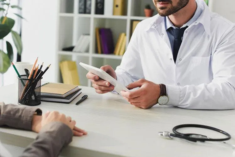 doctor meeting with patient discussing affordable efffective long-lasting healthcare at Naturopathic Physicians Group in Phoenix and Scottsdale.