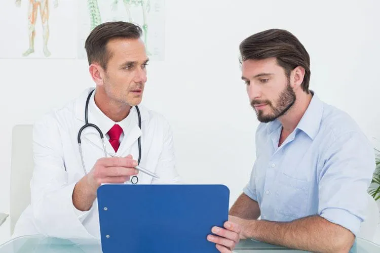 doctor meeting with patient at Naturopathic Physicians Group in Phoenix and Scottsdale.