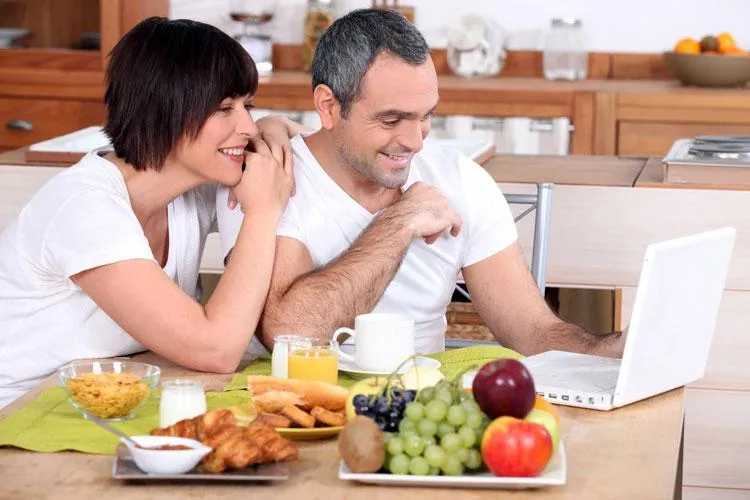 couple eating healthy breakfast to manage weight loss at Naturopathic Physicians Group in Scottsdale and Phoenix,