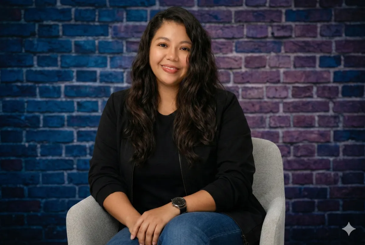 Fotografía profesional de la autora sonriendo, con fondo limpio en tonos lavanda y azul nocturno.