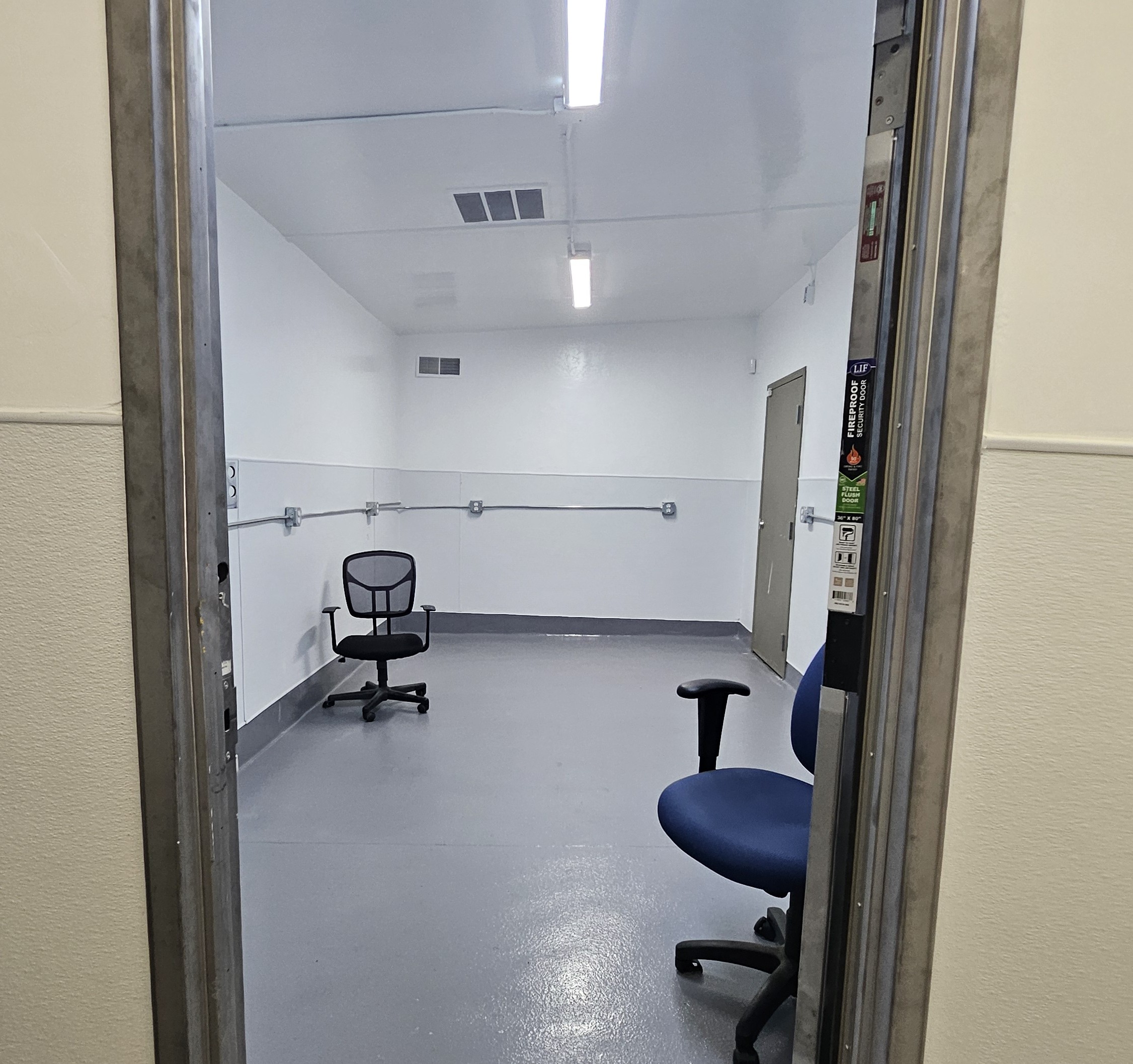 Cheesecake slices are arranged on a tray.