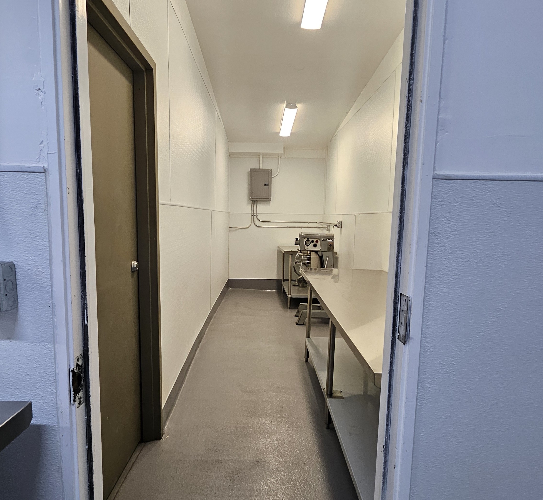 Cheesecake slices are arranged on a tray.