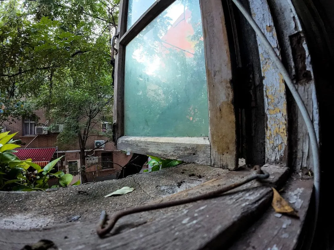 window glass repair damaged residential window