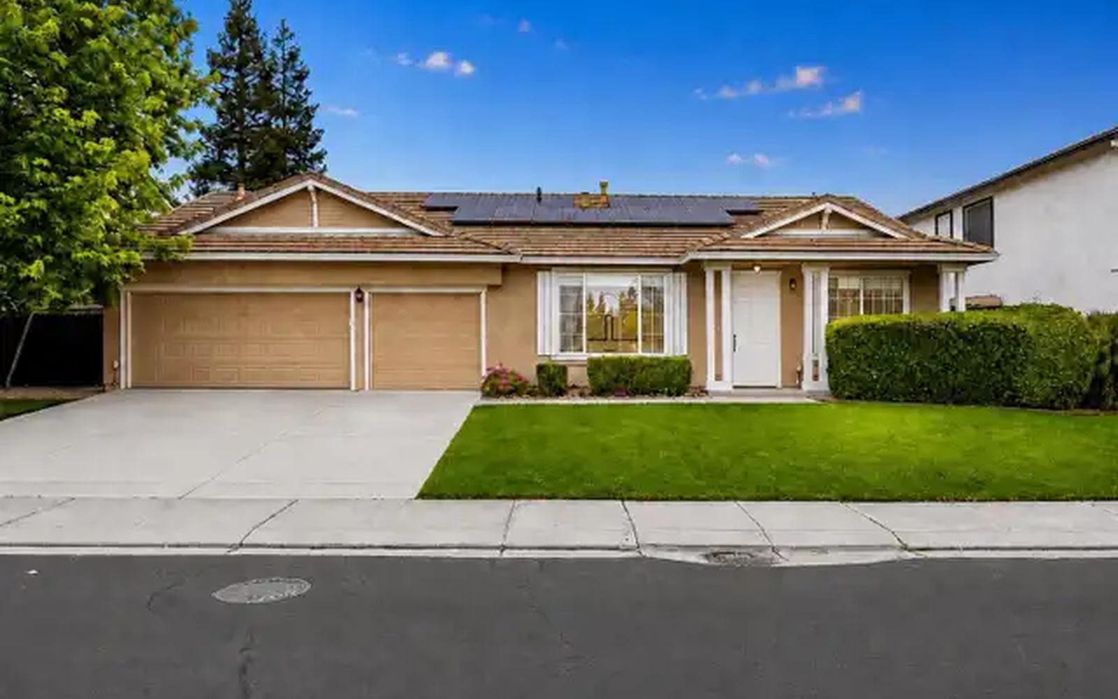 Manteca Concrete builds and installs driveways.