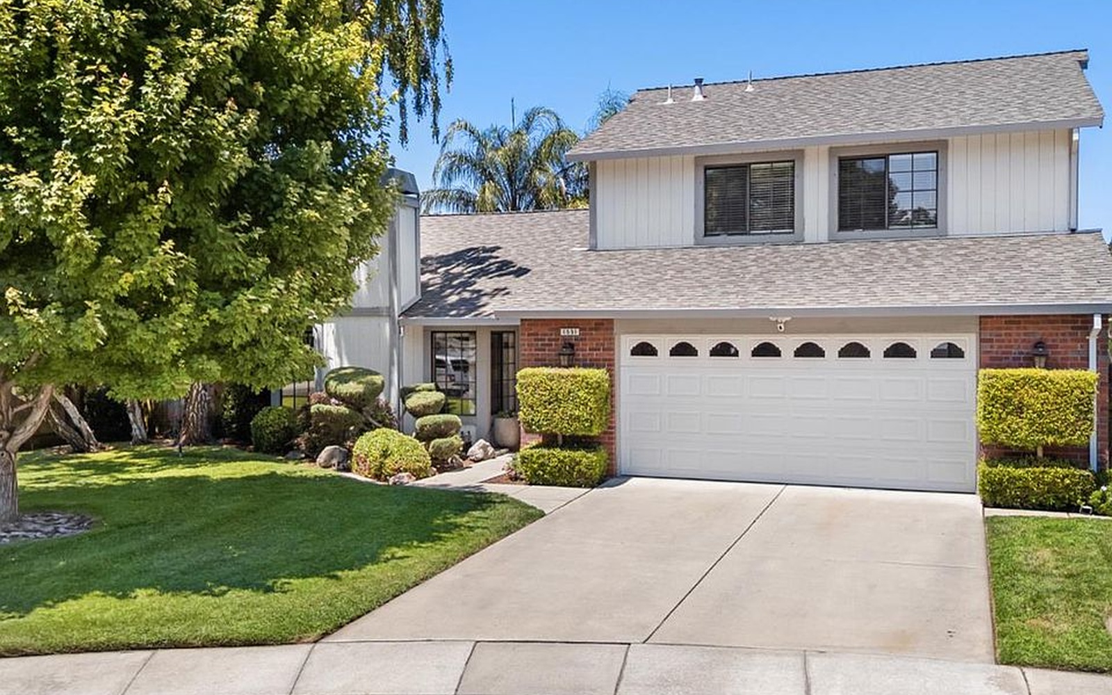 Manteca Concrete builds and installs driveways.