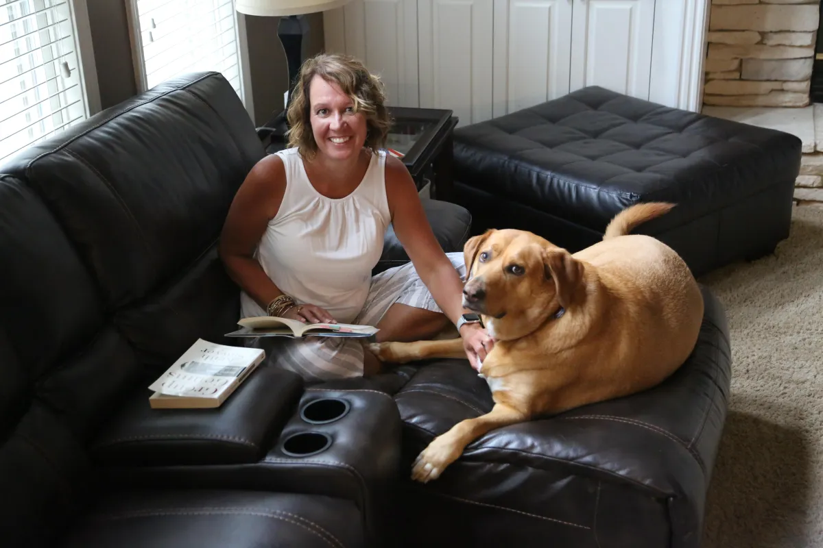 Laura and Obi-wan on a chaise