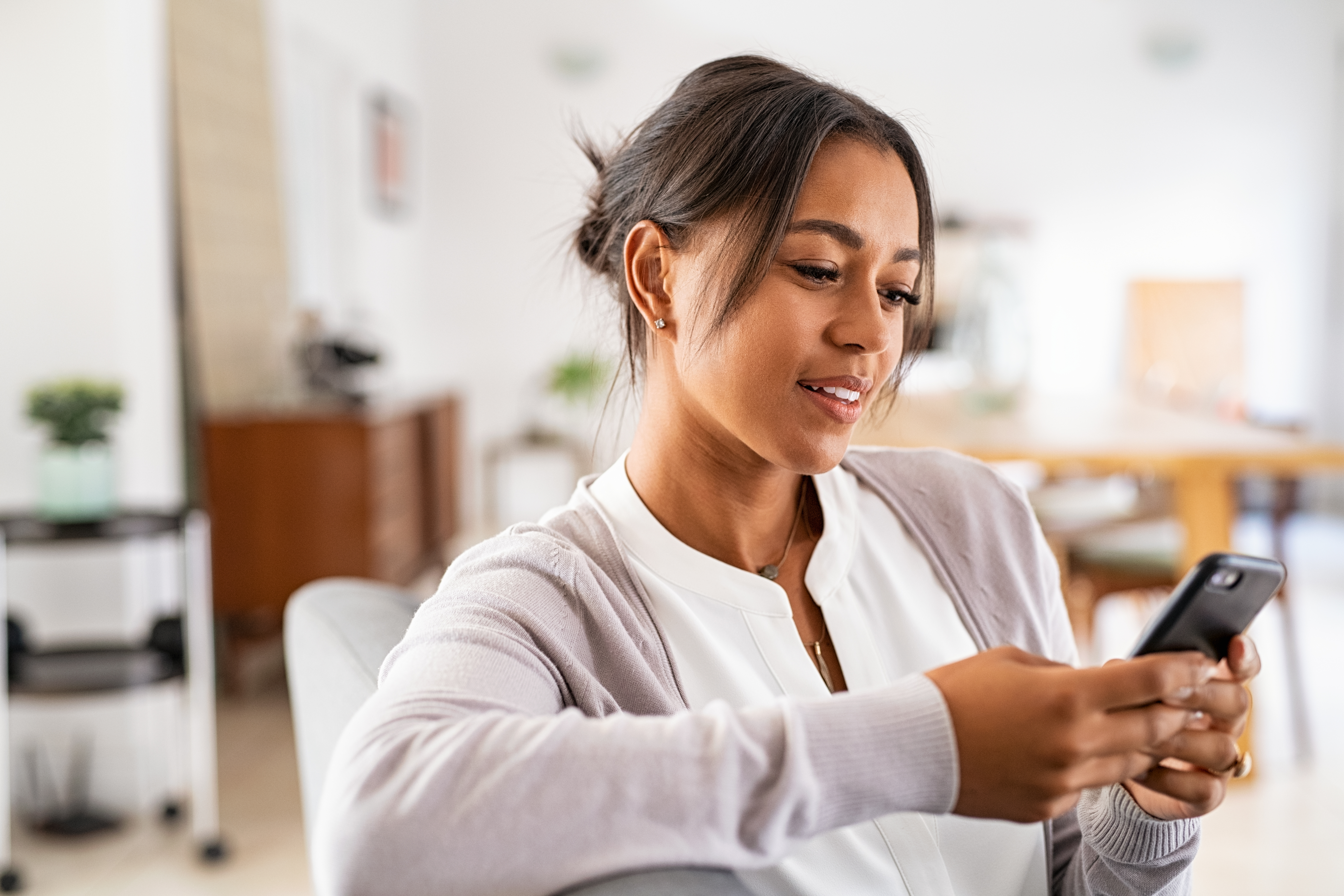 Doctor shows patient medical scan on tablet.