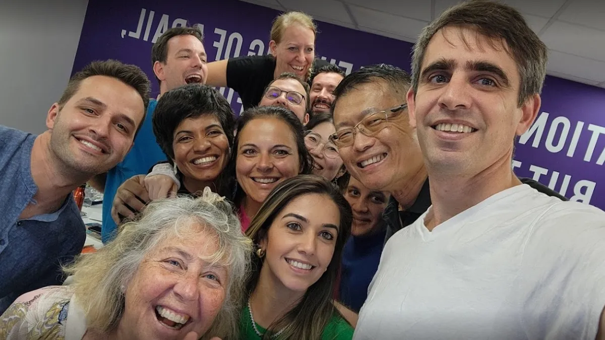 Felix selfie con companeros en Dublin