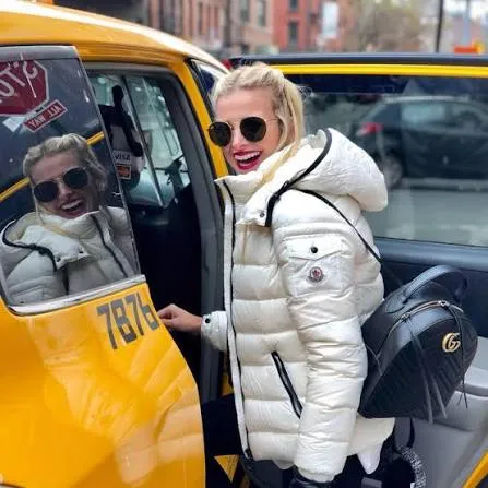 Esmeralda Bravo subiendo a un taxi tipico en Toronto