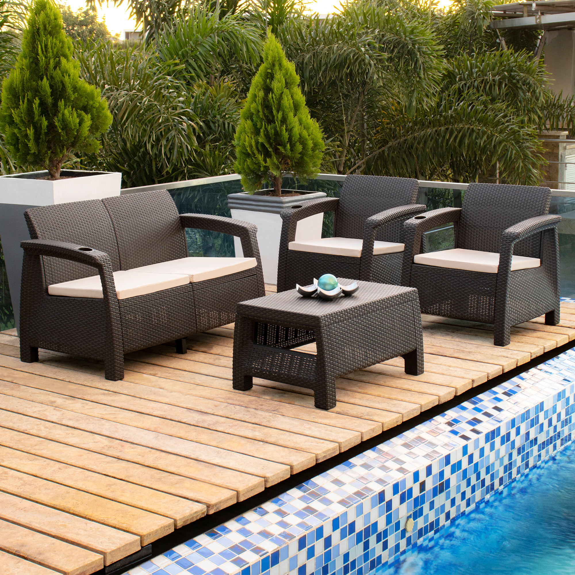 Set de conversación exterior junto a piscina