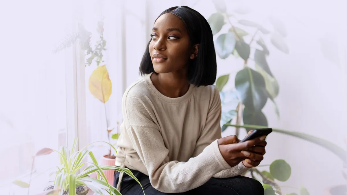 femme entourée de plantes