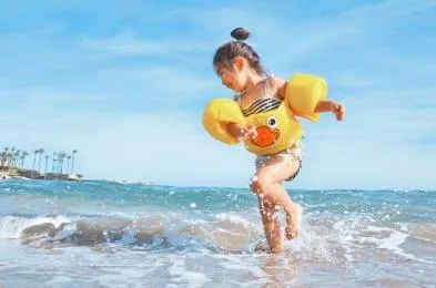 une petite fille qui joue dans l'eau