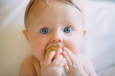 un bébé qui machouille un jouet