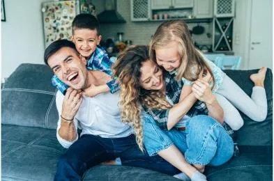 une famille qui s'amuse sur un divan