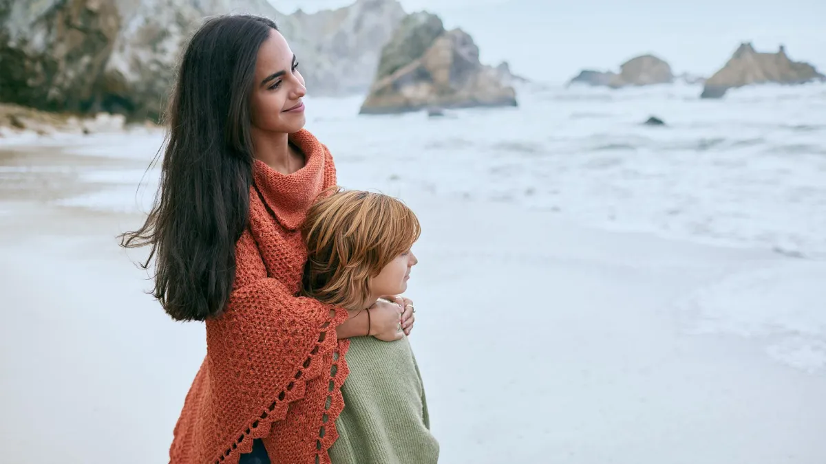 une mère et son fils sur la plage