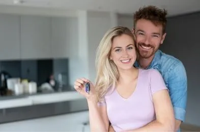 jeune couple avec des clés