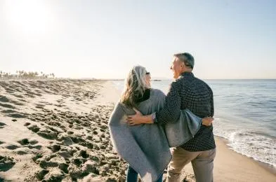 couple marchant sur la plage
